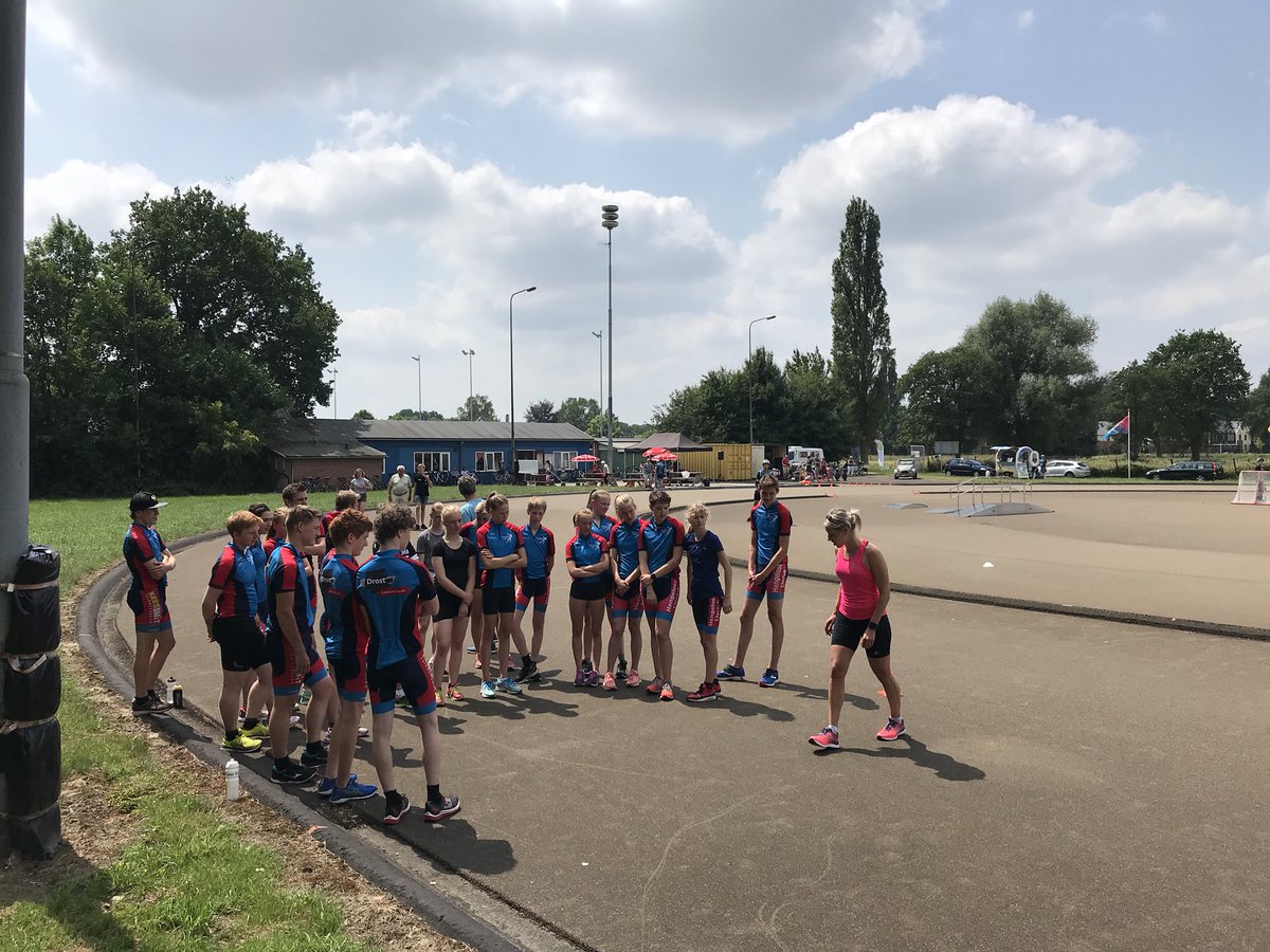 bartjongman's tweet image. Geslaagde clinic vandaag verzorgt door @jorienvoorhuis voor de wedstrijdgroepen van de #hijc tijdens de open dag Weusthag #schaatsen #weusthag #weusthagpark