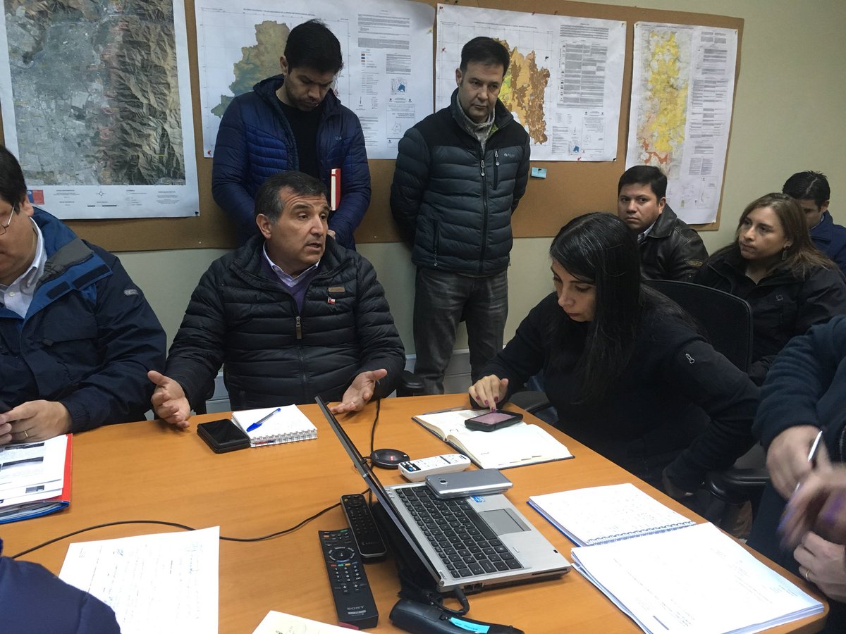 DelegacionStgo's tweet photo. [Ahora] Delegado Prov @enriquebeltrann junto a Int. @KarlaEnAccion encabezan Mesa técnica de trabajo #OnemiRM, para verificar estado de rutas y lineamentos a seguir para las próx. horas. Participan @SISS_CHILE @mop_rm @Carabdechile @EnelClientesCL #ProgramaInvierno2018 #RMdeTodos https://t.co/FQqS7kePyS