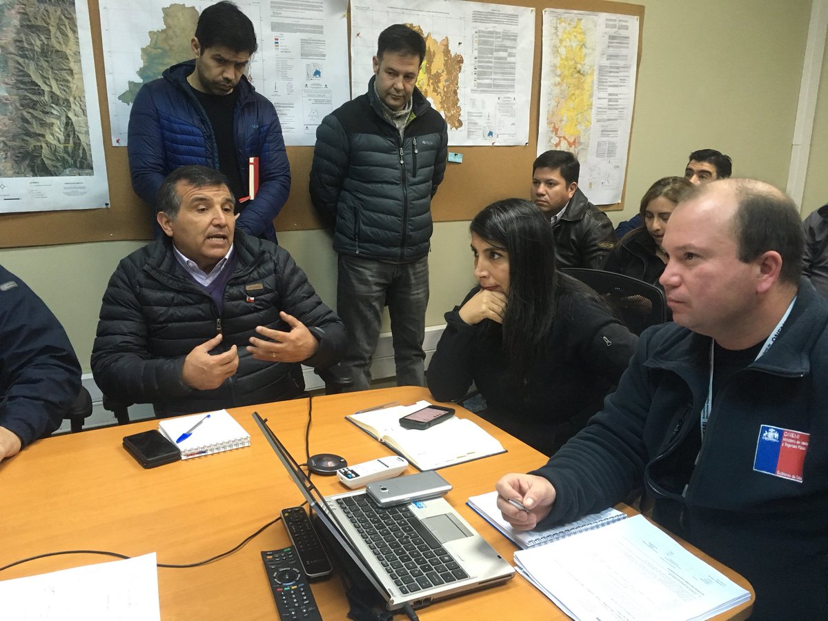 DelegacionStgo's tweet photo. [Ahora] Delegado Prov @enriquebeltrann junto a Int. @KarlaEnAccion encabezan Mesa técnica de trabajo #OnemiRM, para verificar estado de rutas y lineamentos a seguir para las próx. horas. Participan @SISS_CHILE @mop_rm @Carabdechile @EnelClientesCL #ProgramaInvierno2018 #RMdeTodos https://t.co/FQqS7kePyS