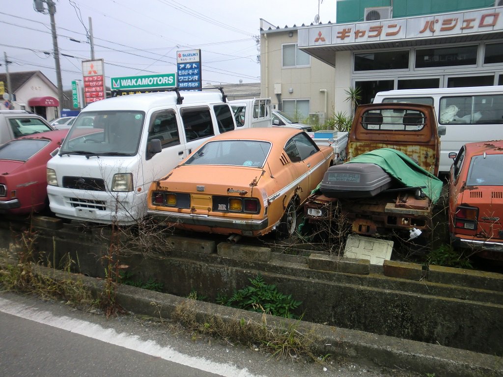 １３８ねこ En Twitter 三菱のギャランgto オレンジ色のは上位車のgto Mr 生産台数が少なく希少車 5台生産 赤い方はモデルチェンジ後に登場したgto Gsr 部品取り用としても貴重なのでシートぐらいかけてほしいと思う 2代目gtoは直線番長の異名を持つ車 直線なら当時の