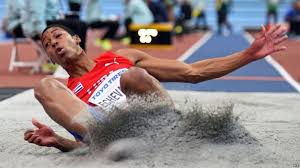 El viento (apenas, +2,01!) anula un salto asombroso del cubano de 19 años Juan Miguel Echevarría en Estocolmo: 8,83m #Athletics