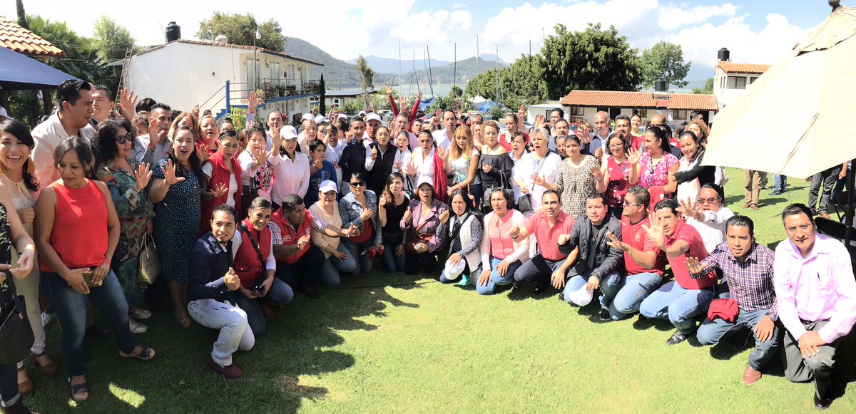 cruz_roa's tweet photo. “La enseñanza que deja huella es la que se hace de corazón a corazón” HH. Agradezco a mi amigo Hugo Andrés Hernandez,  @MauricioOsorio_ y a los maestros de la region de VALLE DE BRAVO su apoyo y compromiso. https://t.co/lui8jUWfOU