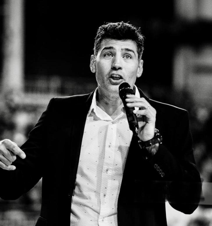 mikestura's tweet photo. Te fuiste muy rápido. Tenias mucho por caminar aún. Gran padre, gran compañero y gran amigo. Aún recuerdo el día en que viniste a contarme una idea. Divertir y entretener a la gente en una cancha de Básquet! Sí que lo hiciste! Cuidaremos de Analia y los chicos. Buen viaje Marian! https://t.co/n2ivKcMIrQ