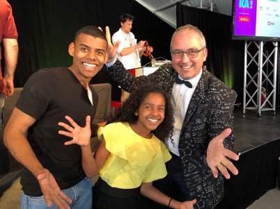 De belles rencontres au #festivaleureka à notre kiosque «Amusez-vous avec Code Ta Mission  - Eureka!» Avec @AntonyDiS entrepreneur - PDG de <a href="/uvoltenergy/">Uvolt</a>, sa jeune sœur et <a href="/lsirois007/">Luc Sirois</a> VENEZ nous voir à l'espace «Science sous Chapiteaux»! buff.ly/2scfo0i #coding #Science