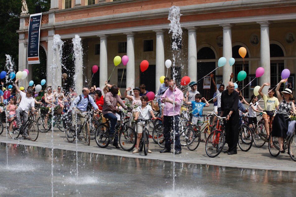 lucavecchi72's tweet photo. Bike Party. In 500 ieri per le vie del #centrostorico di #reggioemilia. Tante bici e tanti bambini per dimostrare che l'impegno fa la differenza e cambia una città l'indifferenza non porta nulla di buono. https://t.co/Xb74mmyLqe