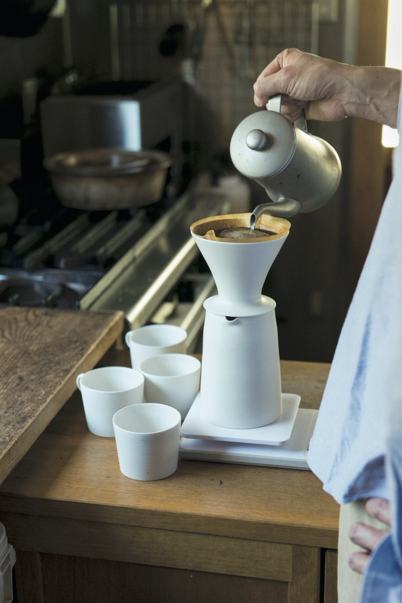 And Premium Ar Twitter 特集 料理好きたちの キッチンと道具 発売中です 陶芸家の大谷哲也 桃子夫妻のキッチンから 磁器のコーヒードリッパーとサーバー カップは哲也さん作 静岡 イフニコーヒー の豆を取り寄せ 自家焙煎 Photo Ayumi Yamamoto