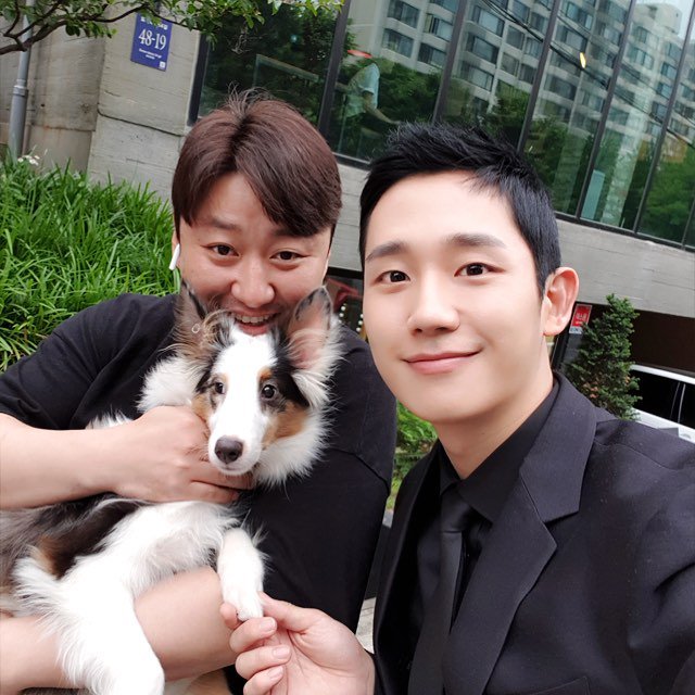 for_JungHaeIn's tweet photo. Hae In with his manager....and a pet dog.✨🌞✨

#JungHaeIn #정해인 #丁海寅

* from ryu_kyoungmo Insta https://t.co/2HFwzl1Kyu