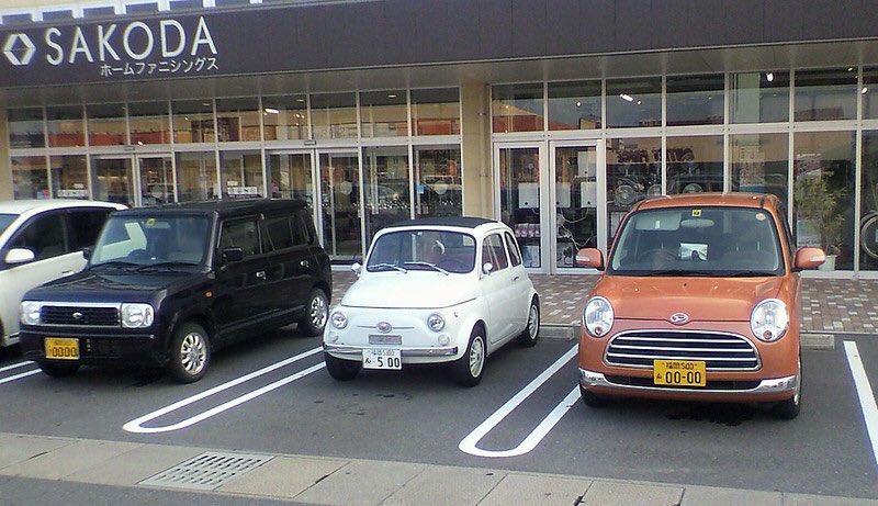 藤田重信 軽自動車 幅1m48cm 長さ3m40cm 旧fiat500 幅1m32cm長さ2m97cm 軽自動車の方が幅16cm 全長で43cm大きいです 画像は黄色ナンバー軽自動車に挟まれた白ナンバー普通自動車のfiat500 軽より一回り小さいです T Co P66hpxstck