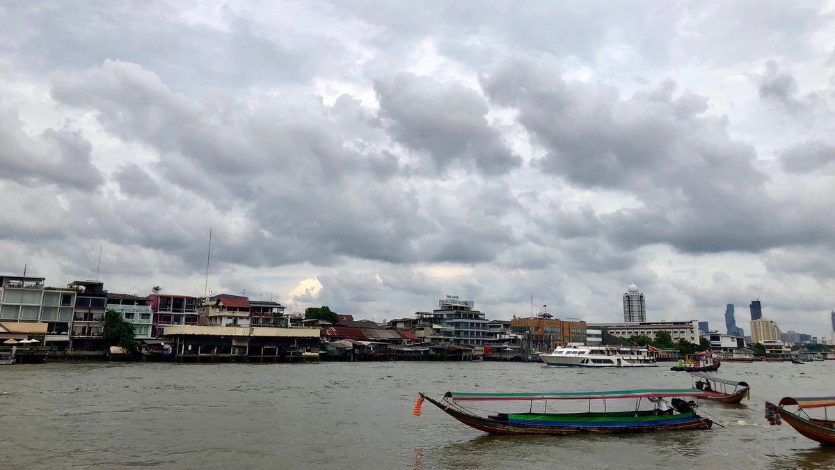 #กลางแม่น้ำเจ้าพระยา #เรือลำน้อยๆ #chaoprayariver before #raining ☔️🌧 #afternoon #bangkok #thailand #iphone8plus #10june2018 #littleboats