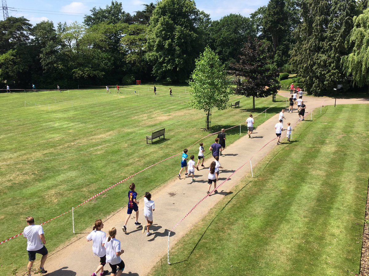 BenEvan87408903's tweet photo. It’s great to be able to open our ⁦@EdgeGrove⁩ grounds to over 300 runners and support the valuable fundraising of ⁦@breastcancernow⁩ #community  #oneschoolonevision #localresponsibility https://t.co/fs6wexNbPH