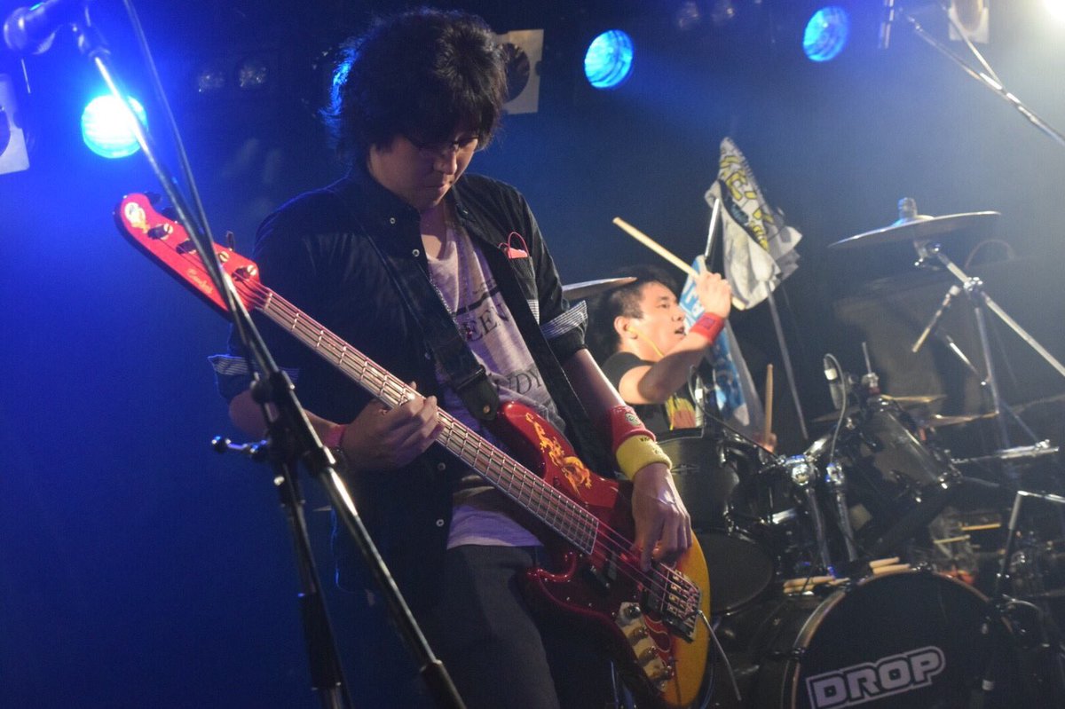 DilemmaDramatic's tweet photo. 2018.6.9 Sat
＂心斎橋 DROP＂
〜これフェス vol.1〜

『SET-LIST』

1.フロマ×イーコス
2.ロストシップ
3.BREAK OUT!!
4.偽りシンデレラ

撮影：しんやさん
Twitter：@_musyouku_

NEXT★LIVE‼️
👉【 7/1 茨木 JACK LION 】

#これフェス https://t.co/KgJ0Vou2SP