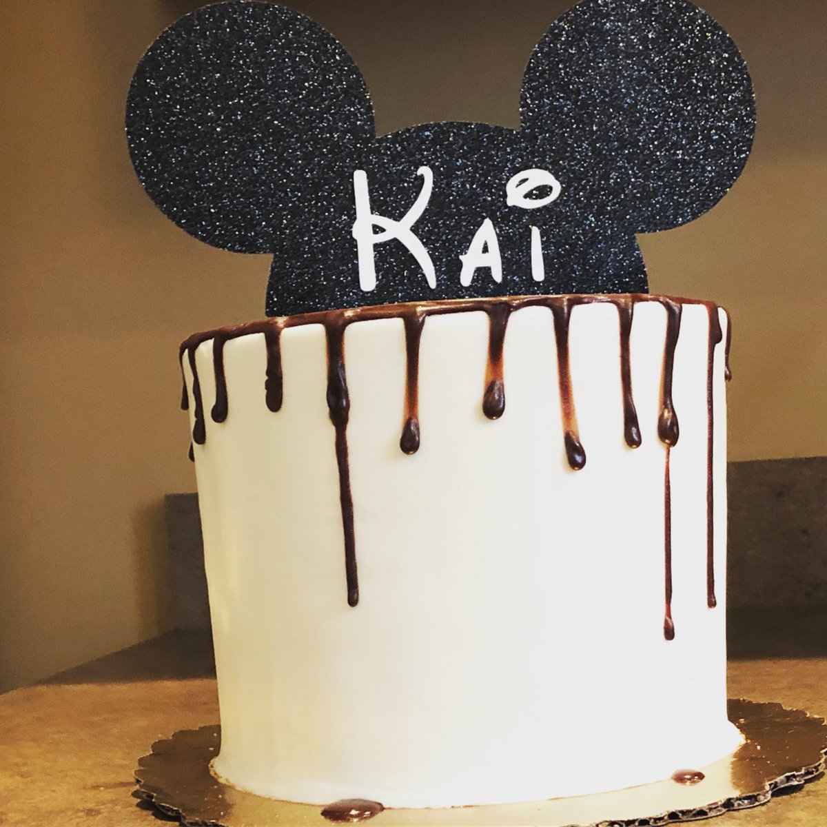 SweetTBakeshop's tweet photo. Tall buttercream ganache #dripcake with custom mickey ears topper by @BlingedBaker 💜 (📸@katiereaderhair) #ganache #ganachedechocolate #buttercreamcake https://t.co/RRO9wKhYLj