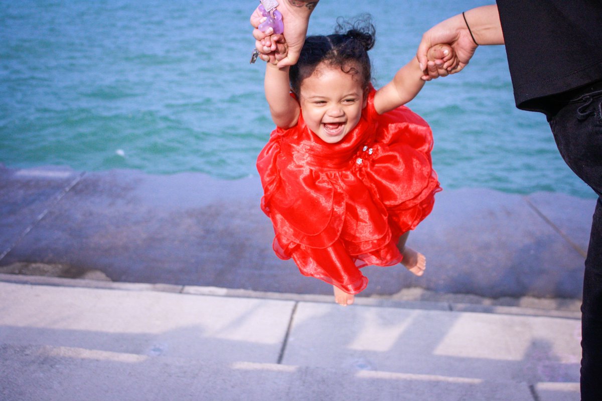 LevineMoore's tweet photo. We are OBSESSED with this First Birthday Shoot with Sofia and her parents. How is so cute?? Happy Birthday! #firstbirthday #babyphotography #familyphotography #chicagofamily #chicagophotographer https://t.co/Edt3WODINN