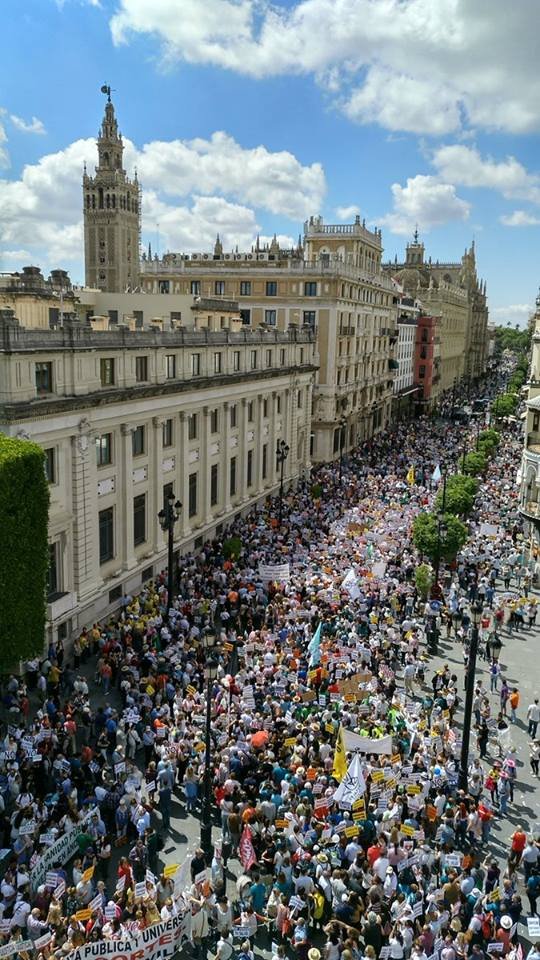 iuandalucia's tweet photo. 📢 ¡Por una sanidad pública y de calidad! El pueblo andaluz hoy ha sido una enorme marea blanca 💪. ¿Habrá escuchado algo Susana Díaz?

#SanidadPúblicaDigna 🏥 https://t.co/881WicuG6p