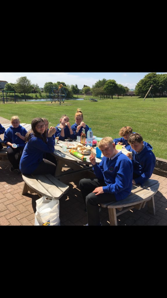 BorrowfieldPS's tweet image. Some P7s enjoyed a picnic and play in the park on Friday, preparing everything themselves! #makinglists #negotiating #shoppingwithinabudget #takingturns #tryingnewfood #funinthesun