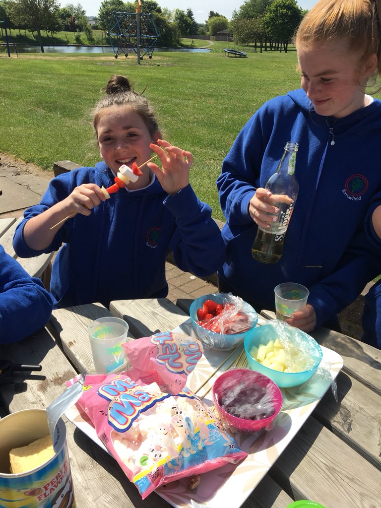 BorrowfieldPS's tweet image. Some P7s enjoyed a picnic and play in the park on Friday, preparing everything themselves! #makinglists #negotiating #shoppingwithinabudget #takingturns #tryingnewfood #funinthesun
