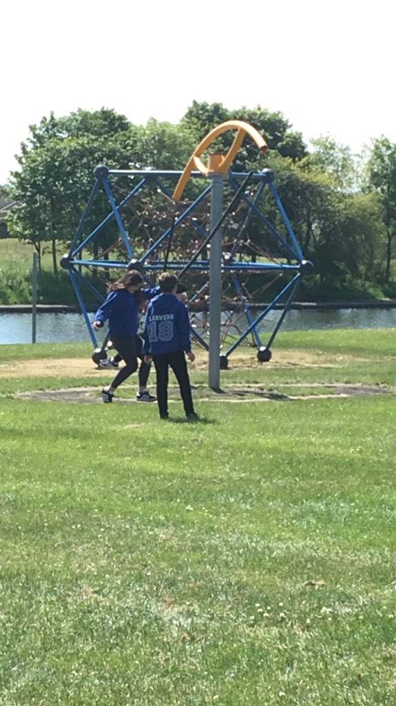 BorrowfieldPS's tweet image. Some P7s enjoyed a picnic and play in the park on Friday, preparing everything themselves! #makinglists #negotiating #shoppingwithinabudget #takingturns #tryingnewfood #funinthesun