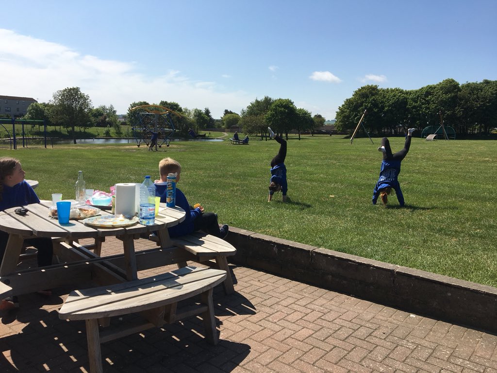 BorrowfieldPS's tweet image. Some P7s enjoyed a picnic and play in the park on Friday, preparing everything themselves! #makinglists #negotiating #shoppingwithinabudget #takingturns #tryingnewfood #funinthesun
