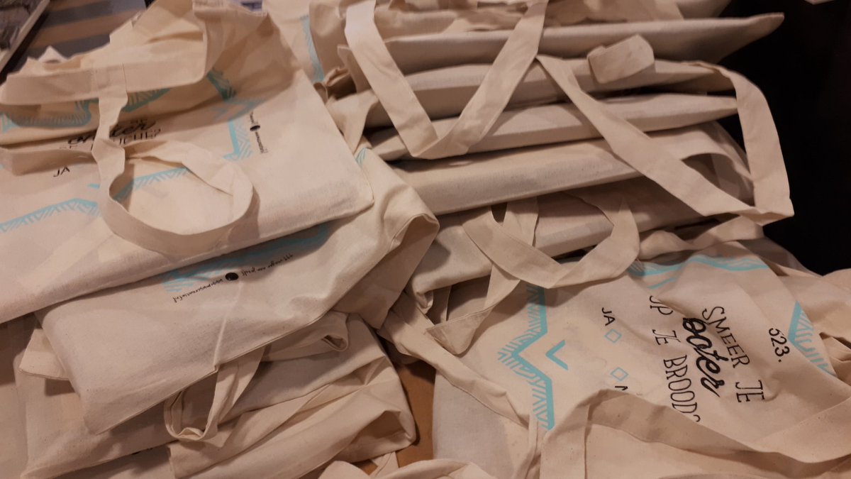 Goodiebags, stapels goodiebags.
Allemaal voor de #Youngadult avond aanstaande woensdag.
libris.nl/vos-vanderleer…