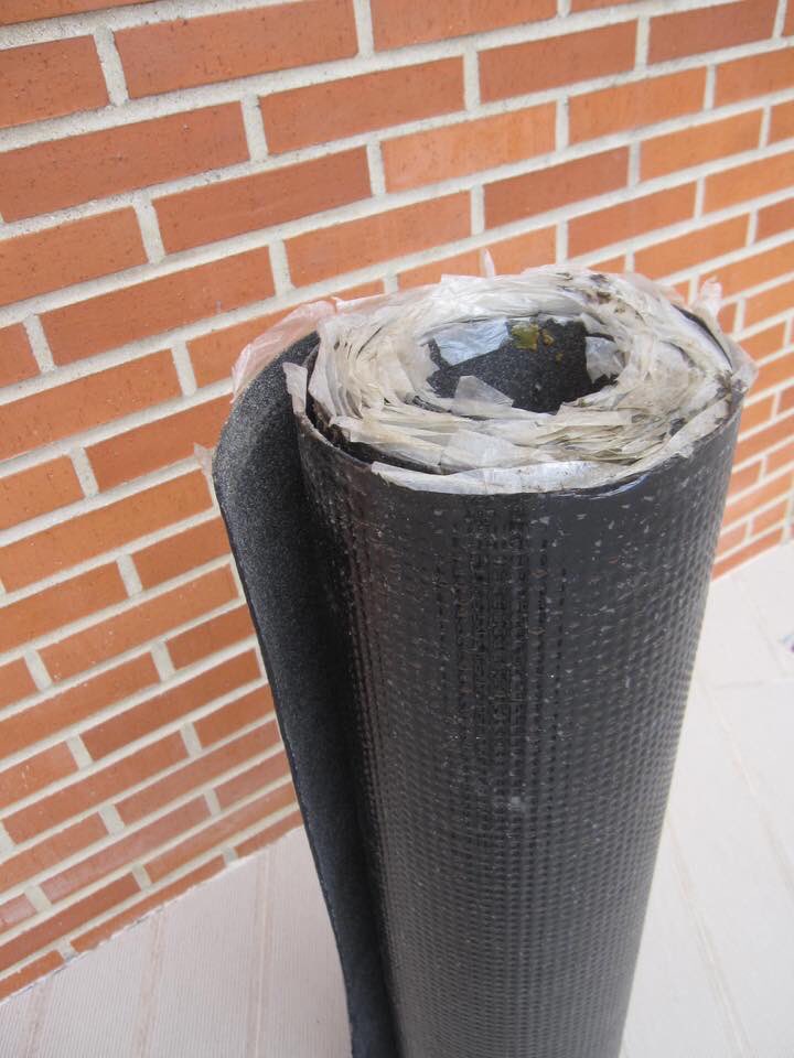 AdrianaCuervo75's tweet photo. Se vende Rollo de Manto Asfaltico de 3 milímetros de espesor, Marca IPA, que tiene todavía 7 metros de largo x 1 metros de ancho, Precio: 6.500.000 y el teléfono contacto es 0424-1746344. Se entrega en caracas o los Teques https://t.co/jiBjbd0PwI