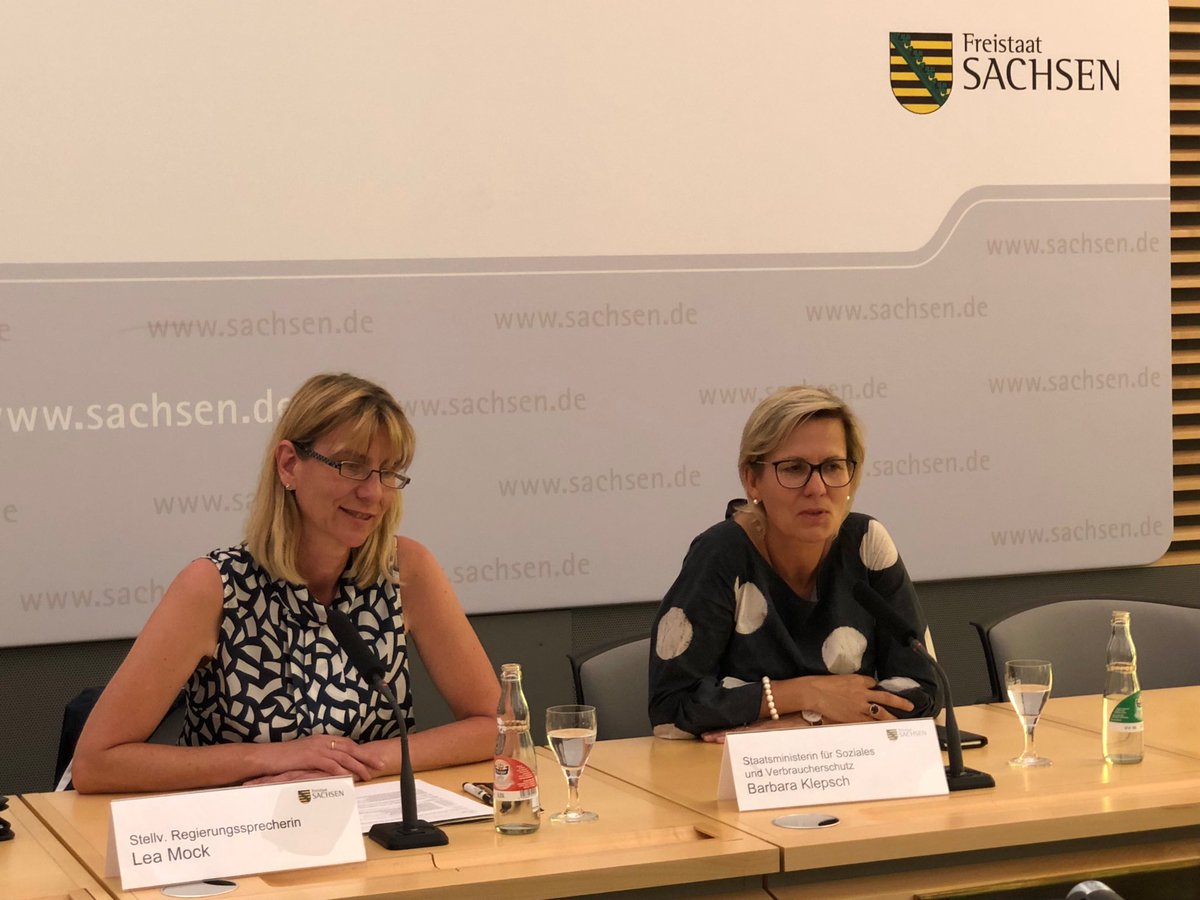 sms_sachsen's tweet photo. Sozialministerin Barbara #Klepsch stellt sich in der Schüler-Pressekonferenz den Fragen von Nachwuchsreportern und Bürgern #ToRV18 https://t.co/gGjtbtyMav