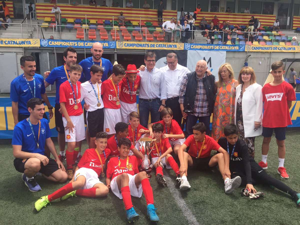 CFDamm's tweet photo. CAMPIONS DE CATALUNYA!!!!!

FC Barcelona 1 - CF Damm 3

Una molt bona proposta de joc i lluita ens ha portat a guanyar un grandíssim campionat. 

Enhorabona a jugadors i tècnics de l’Aleví A. Gràcies CAMPIONS! https://t.co/uHZhwu1pCh