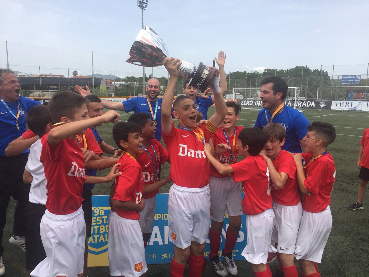 CFDamm's tweet photo. CAMPIONS DE CATALUNYA!!!!!

FC Barcelona 1 - CF Damm 3

Una molt bona proposta de joc i lluita ens ha portat a guanyar un grandíssim campionat. 

Enhorabona a jugadors i tècnics de l’Aleví A. Gràcies CAMPIONS! https://t.co/uHZhwu1pCh