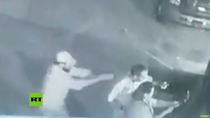 ActualidadRT's tweet photo. VIDEO: Asesinan a tiros a un político mexicano mientras se hacía una 'selfi' con una seguidora https://t.co/tZ8tBsjOqK https://t.co/9zoX1e4gJS
