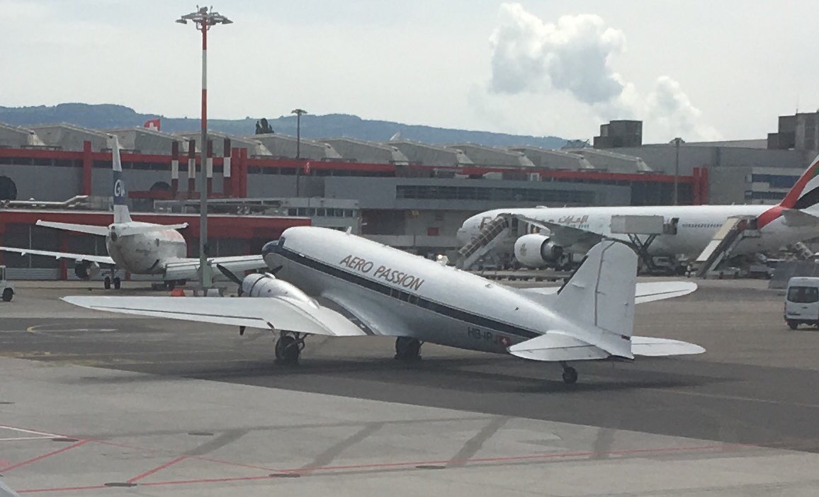 alexisk79's tweet photo. The runway edge lights at #GVA have little Swiss flags π¨ππ¨π attached, #BA729 #A319 #britishairways heading to #LHR #avgeek #avgeeks https://t.co/busgnttlMJ