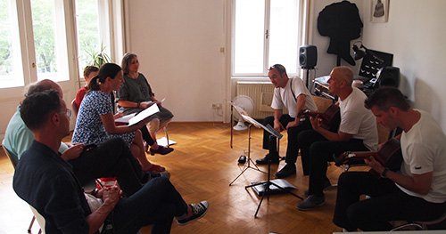 viennapoetry's tweet photo. "med aan schwoazzn lebdob"
klasse stefan #slupetzky mit wienerliedcombo trio lepschi:
gerade noch geprobt in der sfd und
HEUTE um 17.30
auftritt @ breitenseer lichtspiele, 1140 wien!
festival "med ana schwoazzn dintn". h. c. #artmann & die #wienergruppe.
>https://t.co/71ssvoJ83Y https://t.co/pu4LQAEsyn
