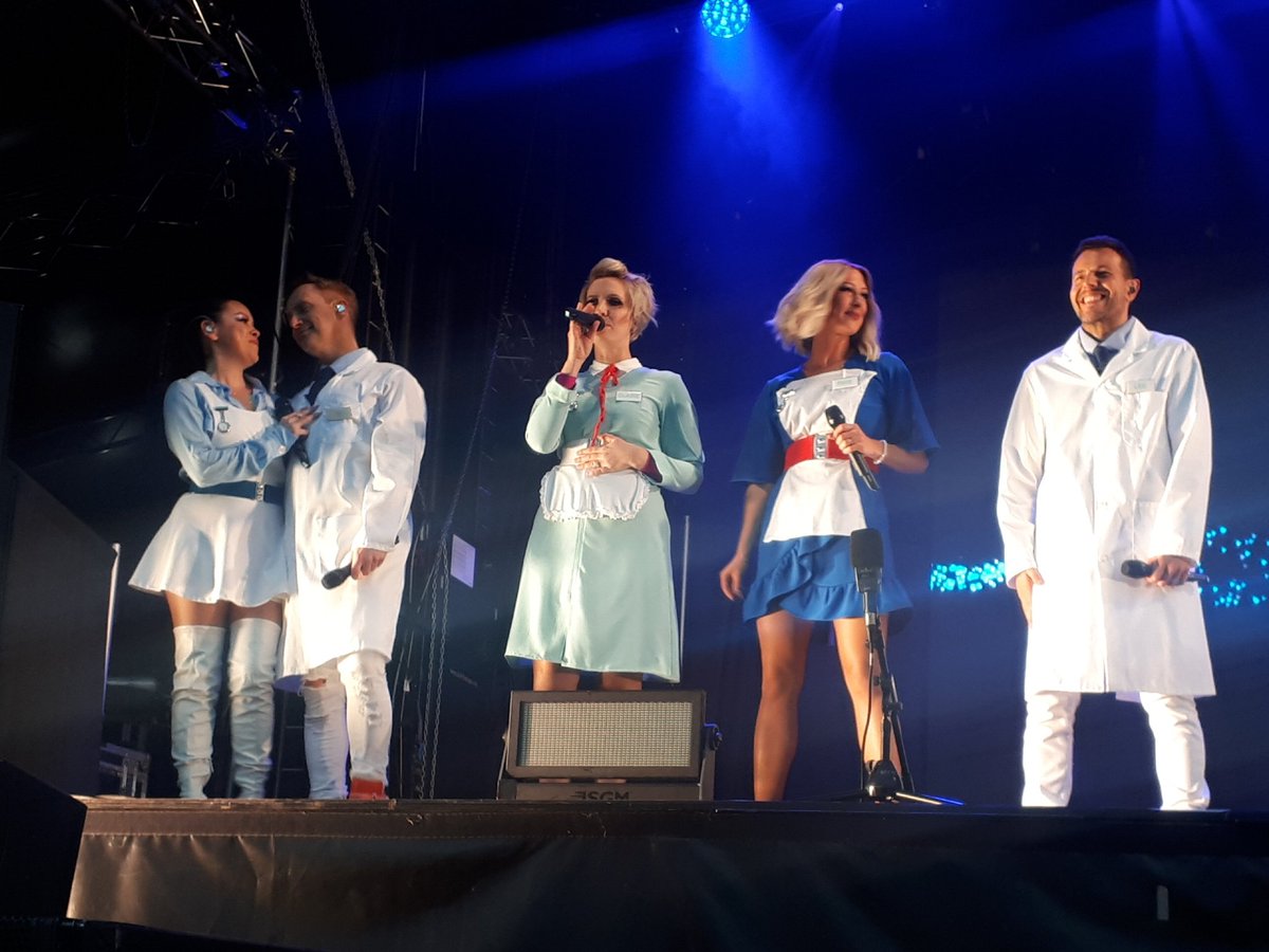 FiveStarFan's tweet photo. Such fun @OfficialSteps Superb set #Canterbury #frontrow @Faye_Tozer you looked amazing #SummerSteps https://t.co/B2mRSL2zfO