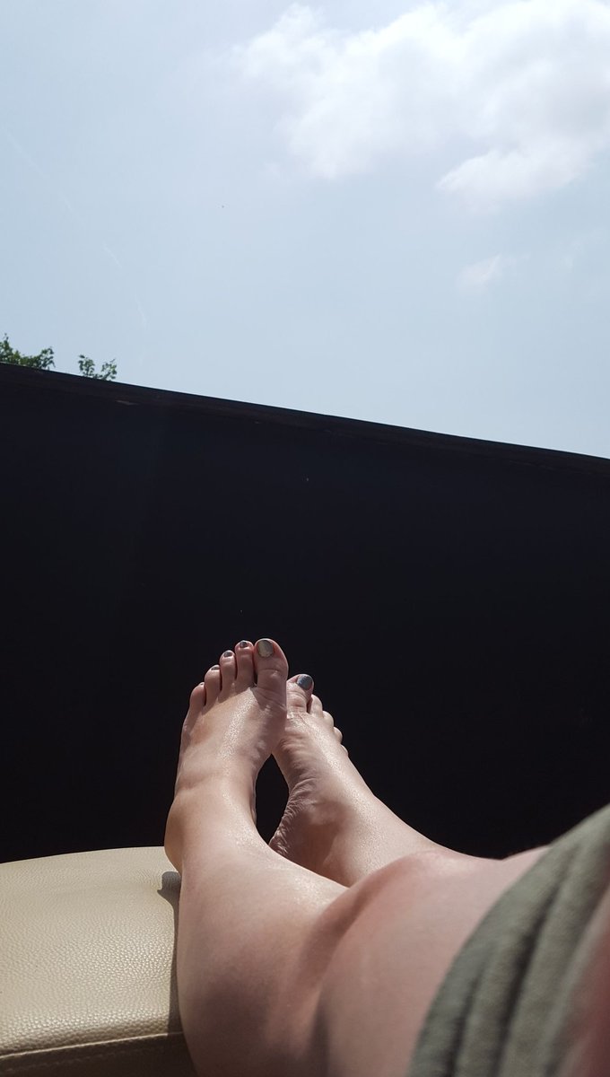 gemmbird82's tweet photo. Enjoying the sun listening to the @IsleOfWightFest playlist on @Spotify excited to know this time in 2 weeks I will be there 😁 #IOW50 #DrunkInAField #IOWGold #FestiveFun https://t.co/WsSamo6A63