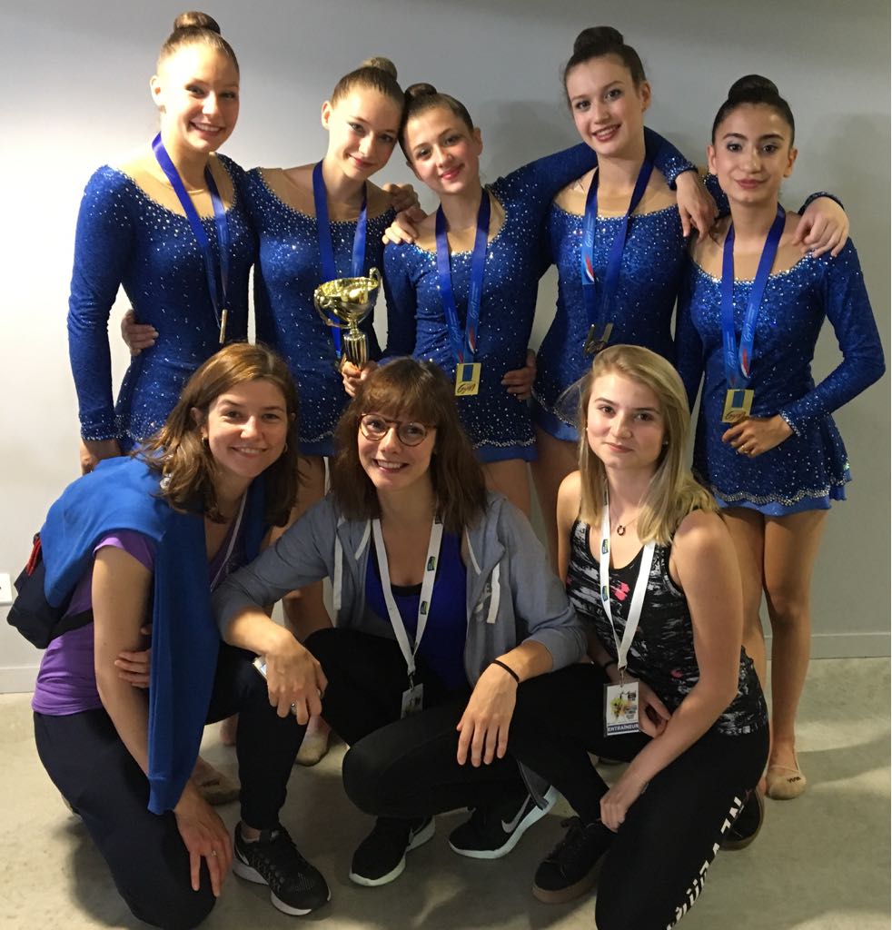 VARSLM's tweet photo. L'équipe TFA 15- qui remporte le trophée fédéral et les entraineures : Julie, Nadège, Philomène. https://t.co/hVHovUSanW