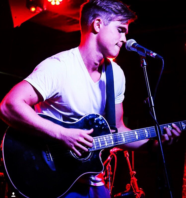 greenmandenham's tweet photo. Live Music Begins Today at @greenmandenham 5pm with @DanOlsenMusic - Look forward to seeing you all 🎼🎵🎶🎤 https://t.co/YYfkzEVYSS