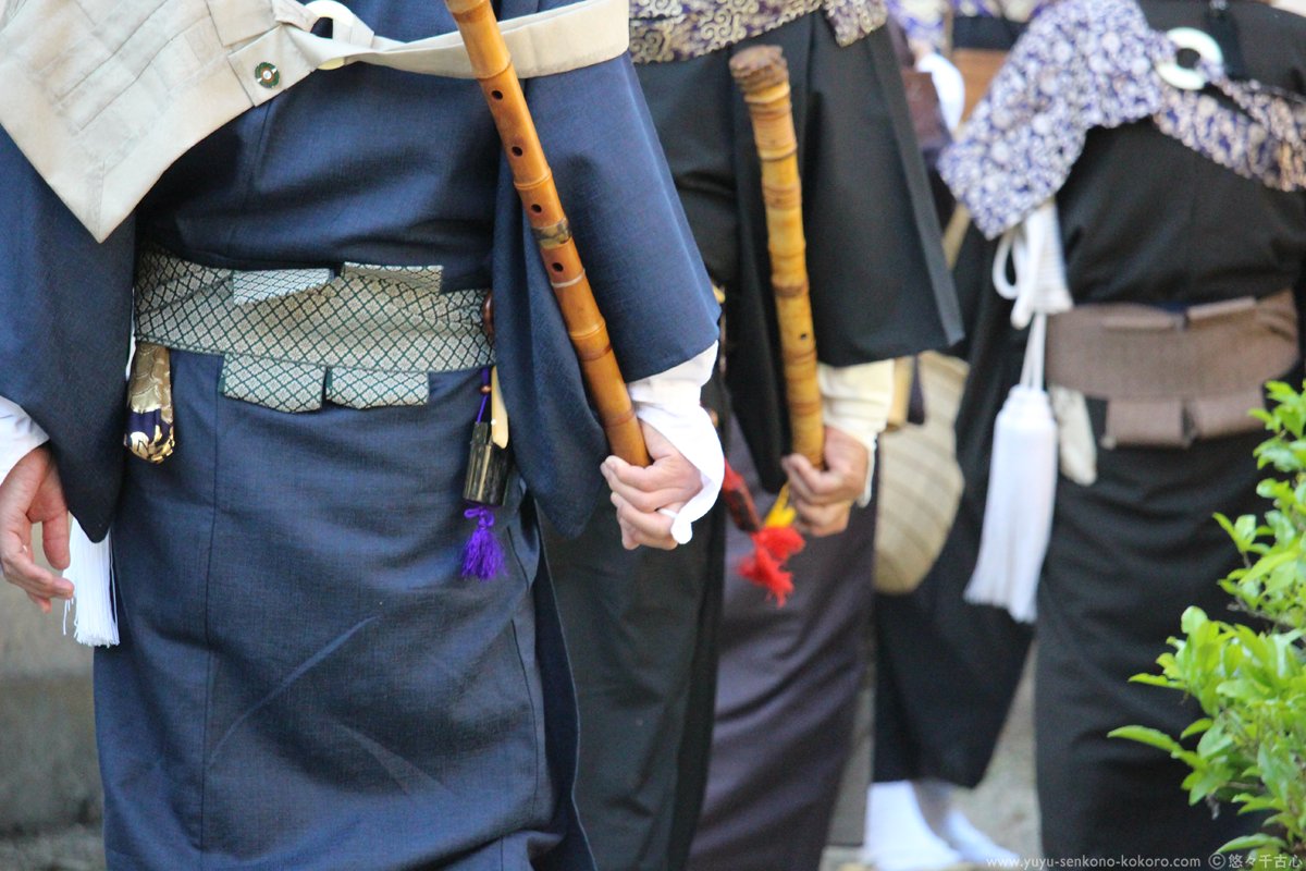 Uzivatel 悠々千古心 Na Twitteru この尺八の持ち方は虚無僧の持ち方なんだそうです 以前に聞いた話なのでうろ覚えではありますが こうして指を歌口にあてて保護しているそうな 帯も虚無僧結び 後ろ姿もかっこいいですね Data 18 6 2 土 国泰寺 開山忌 Uzivatel 悠々千古心 Na Twitteru この尺八の持ち方は虚無僧の持ち方なんだそうです 以前に聞いた話なのでうろ覚えではありますが こうして指を歌口にあてて保護しているそうな 帯も虚無僧結び 後ろ姿もかっこいいですね Data 18 6 2 土 国泰寺 開山忌