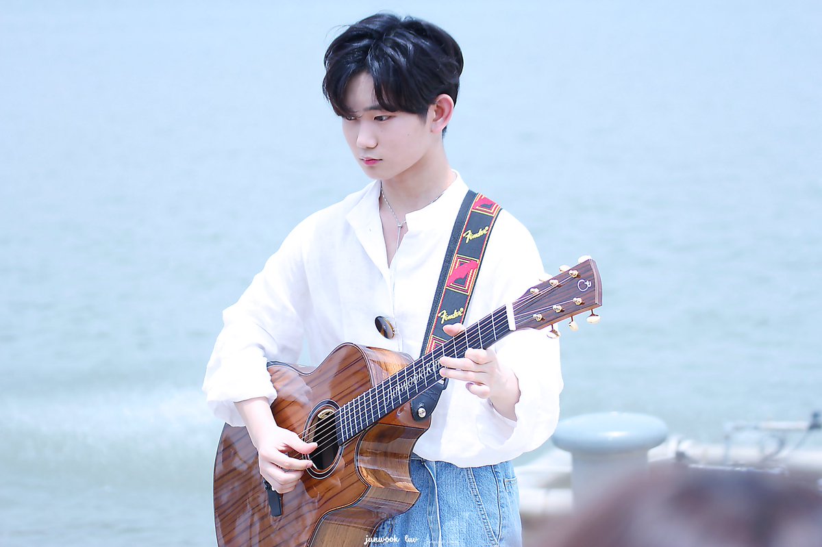 junwook_luv's tweet photo. 180609 한강버스킹❤️

#더이스트라이트 #김준욱 #준욱 #설레임 #준욱이와_영원히_함께해요

영원히 함께할💙🙈💙 https://t.co/kzQV8g8w2v