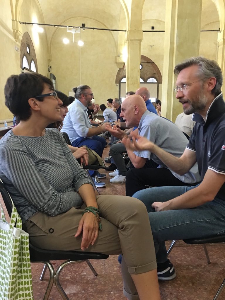 mariocalabresi's tweet photo. Eccoli i cittadini che hanno accettato di trovarsi faccia a faccia con uno sconosciuto che la pensava diversamente da loro. Un grande dibattito, civile e appassionato a #RepIdee2018 #Italiasiparla un successo da ripetere presto https://t.co/QBrEUjkrw2