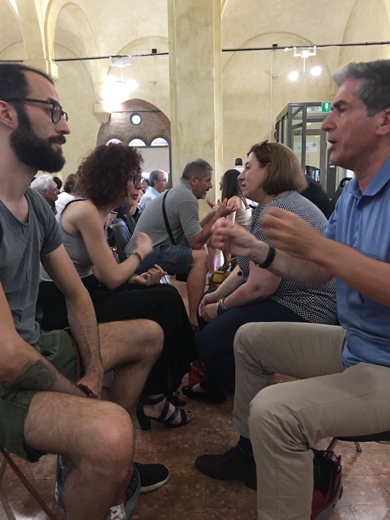 mariocalabresi's tweet photo. Eccoli i cittadini che hanno accettato di trovarsi faccia a faccia con uno sconosciuto che la pensava diversamente da loro. Un grande dibattito, civile e appassionato a #RepIdee2018 #Italiasiparla un successo da ripetere presto https://t.co/QBrEUjkrw2