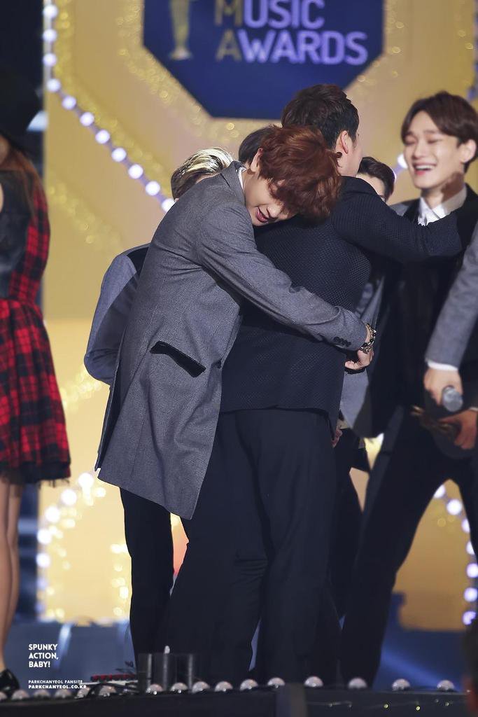 solornbalbum's tweet photo. chanyeol,, a big man but has a soft spot for warm hugs. https://t.co/hx8ncrwxB4