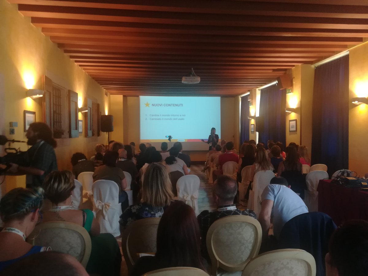 Lo staff marketing Leotron presenta il nuovo manuale di marketing e i nostri negozi si aggiornano sull'operatività. 📒 #exp18