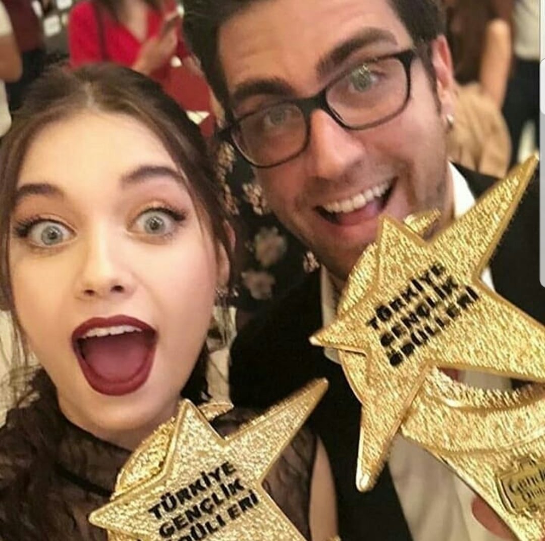 CaglarErtugrul's tweet photo. Güzel dostluklar güzel anılar biriktirdik. 
Her geçen gün işini en iyi şekilde yapmaya çalışan kamera arkasındaki ve önündeki herkesi tebrik ediyorum. Son derece başarılı ve özveriliydiniz. Zorluklara rağmen bizlere guvenini eksik etmeyen Avşar filme teşekkür ediyorum. https://t.co/5yZyA3WipD