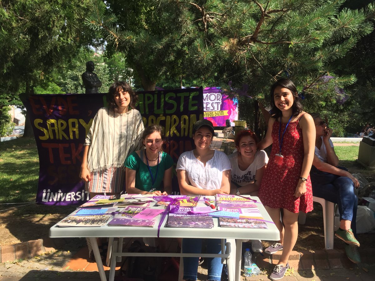 feministkolektf's tweet photo. Standımız ve “Karın Ağrısı” dergimizle biz de Beşiktaş Abbasağa da MorFest’ teyiz!💃

Gelmişken kampüslerden sokaklara mücadelemizi büyütmeye bizlere katılsanıza😊 #MorFest https://t.co/yHYeok7jAu