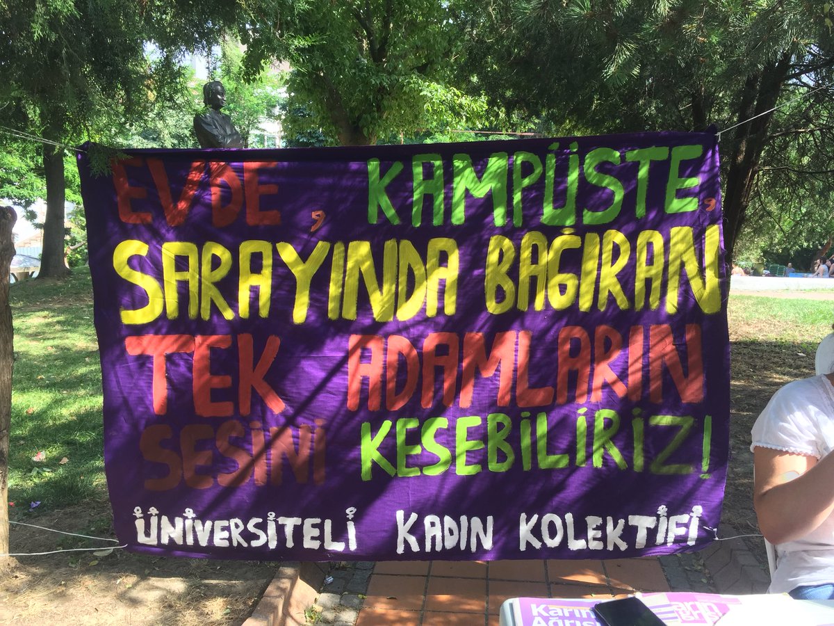 feministkolektf's tweet photo. Standımız ve “Karın Ağrısı” dergimizle biz de Beşiktaş Abbasağa da MorFest’ teyiz!💃

Gelmişken kampüslerden sokaklara mücadelemizi büyütmeye bizlere katılsanıza😊 #MorFest https://t.co/yHYeok7jAu