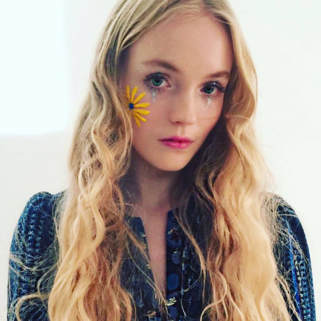 annasui's tweet photo. Need makeup inspo for the summer ahead? @lucan_gillespe rocks a @patmcgrathreal look from the #AnnaSuiSpring18 show. 🌼⭐️ https://t.co/jJrA4cWUim