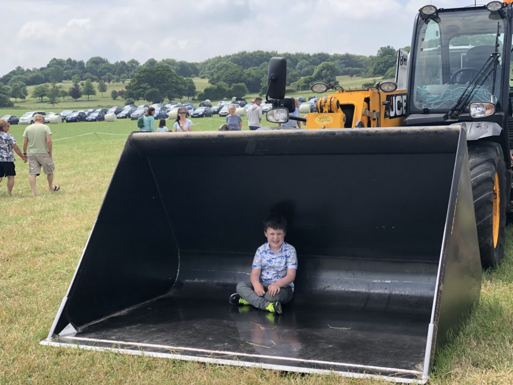 stephi_jo89's tweet photo. What a beautiful afternoon out! #openfarmsunday18 #workingfarm #tractorrides https://t.co/ugrRrpQuIZ