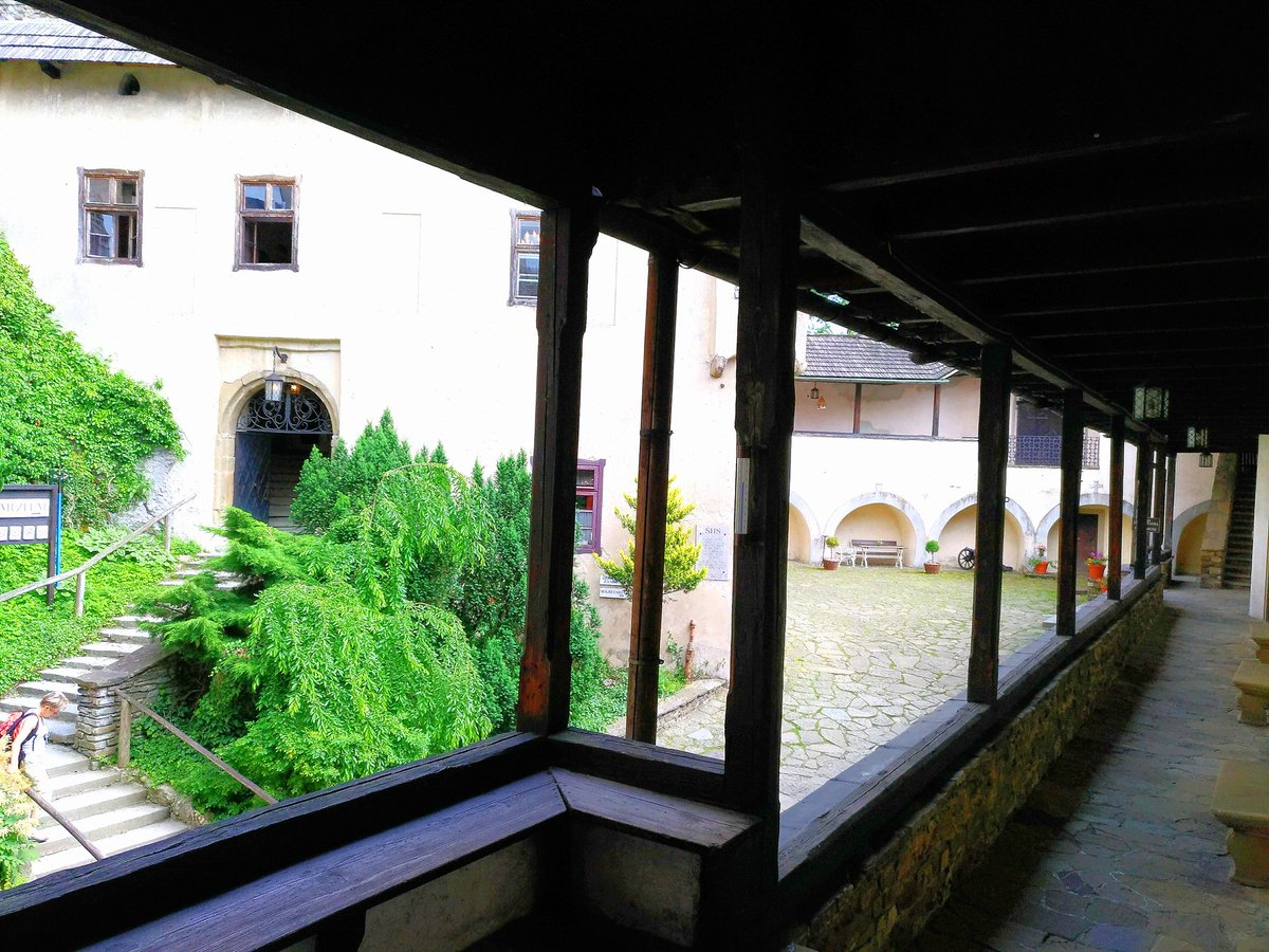 くぼけん喰滅のサメ 10 8発売 Auf Twitter ポーランドの古城ホテルが最高を超えてたので伝えたい このニェジツァ城に泊まった 内装は 中世そのままだが設備は整ってたしほぼ貸し切りで好きなだけ探検できた しかも幽霊出るらしい ドラえもんでドイツの幽霊出る城