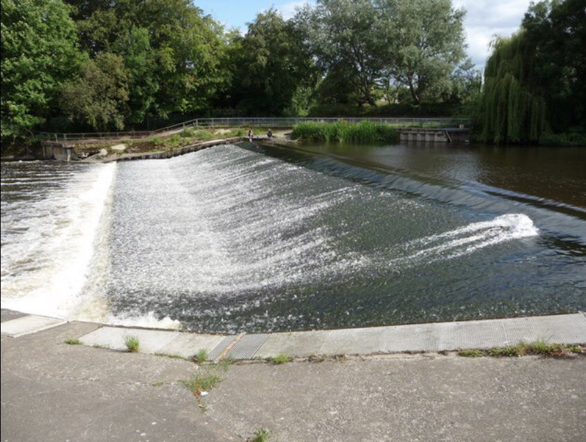 ShrewsburyCops's tweet photo. Once again we must remind people that during this hot weather the weir is not a suitable place for swimming #ItsDangerous #YouCouldDrown #ArriveHomeSafe https://t.co/giYOkzp0Sa