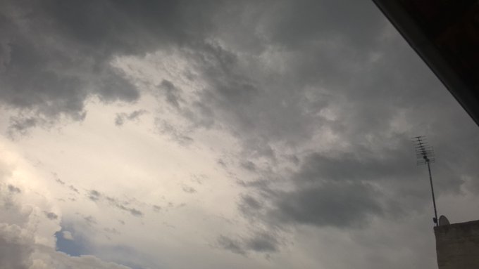 Comme pr&eacute;vu les #Orages deviennent violents sur l'#Auvergne tonnerre en continu en approche https://t<a href="/tag/orages"class="tags">#Orages</a><a href="/tag/auvergne"class="tags"><span>#auvergne</span></a>