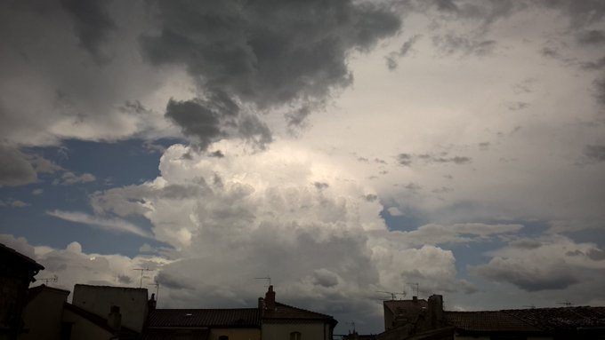 Comme pr&eacute;vu les #Orages deviennent violents sur l'#Auvergne tonnerre en continu en approche https://t<a href="/tag/orages"class="tags">#Orages</a><a href="/tag/auvergne"class="tags"><span>#auvergne</span></a>
