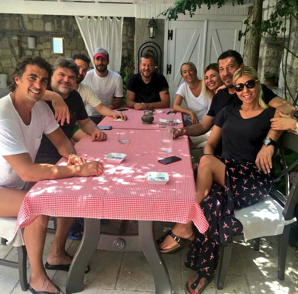 arducbrshaber's tweet photo. Barış Arduç dostlarıyla, Alaçatı’da. #BarışArduç https://t.co/VMHoMVniUL